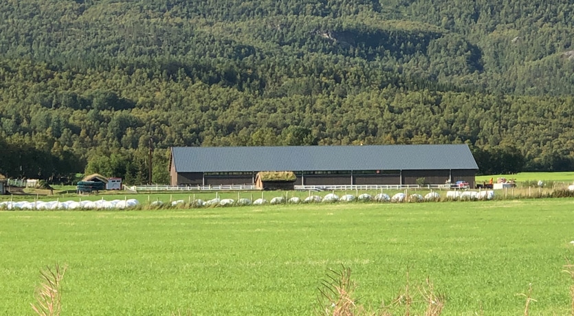 Bardu ridehall i MøreRoyal grå. Foto av hele bygget på avstand.