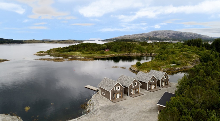 Oversiktsfoto. Nærøysund Rorbuer med utsikt mot Nærøysundet. Marøya, Ytre Namdal, Trøndelag.