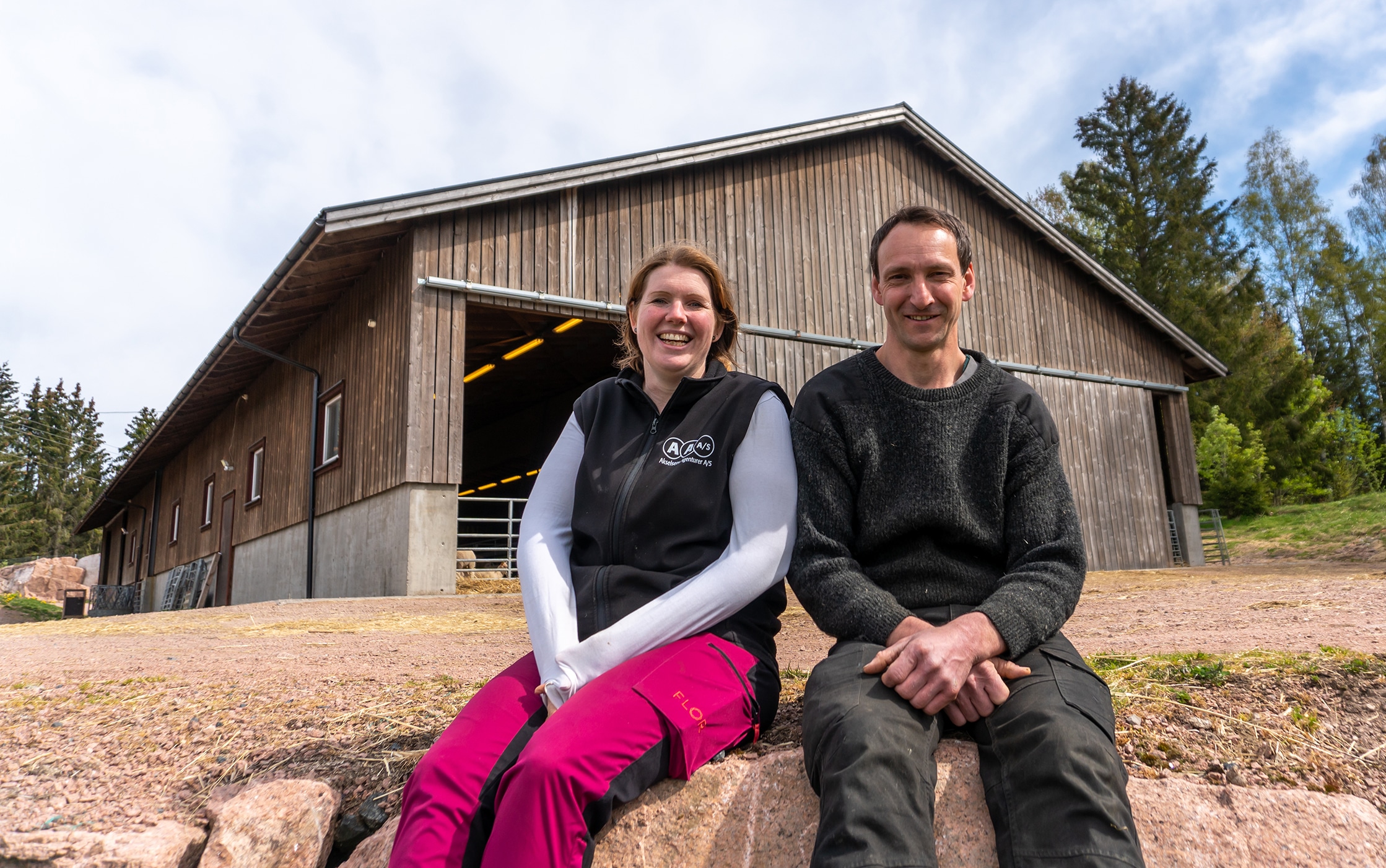 Heidi Reinprecht Akselsen og Ekke Reinprecht har bygget elementfjøs fra Talgø. Foto: Geir Wikse